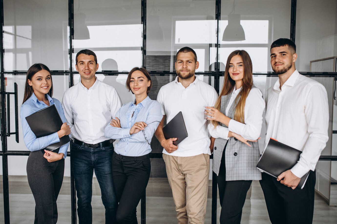 grupo-personas-trabajando-plan-negocios-oficina_1303-15854